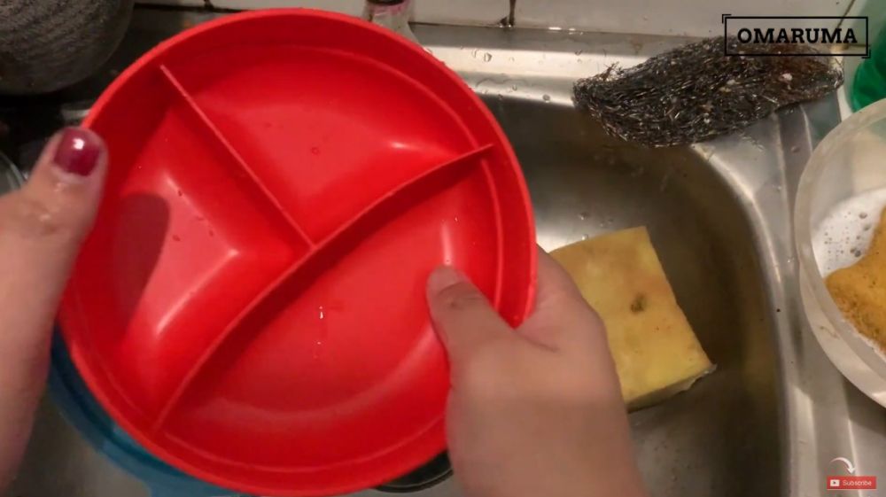 Cara jitu hilangkan bau tak sedap membandel di kotak makan plastik