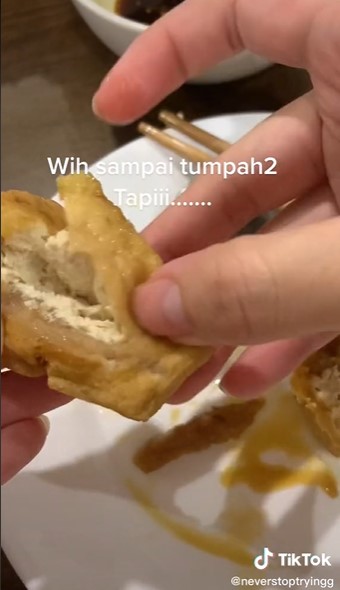 Momen apes wanita saat beli tahu bakso ini bikin geleng kepala