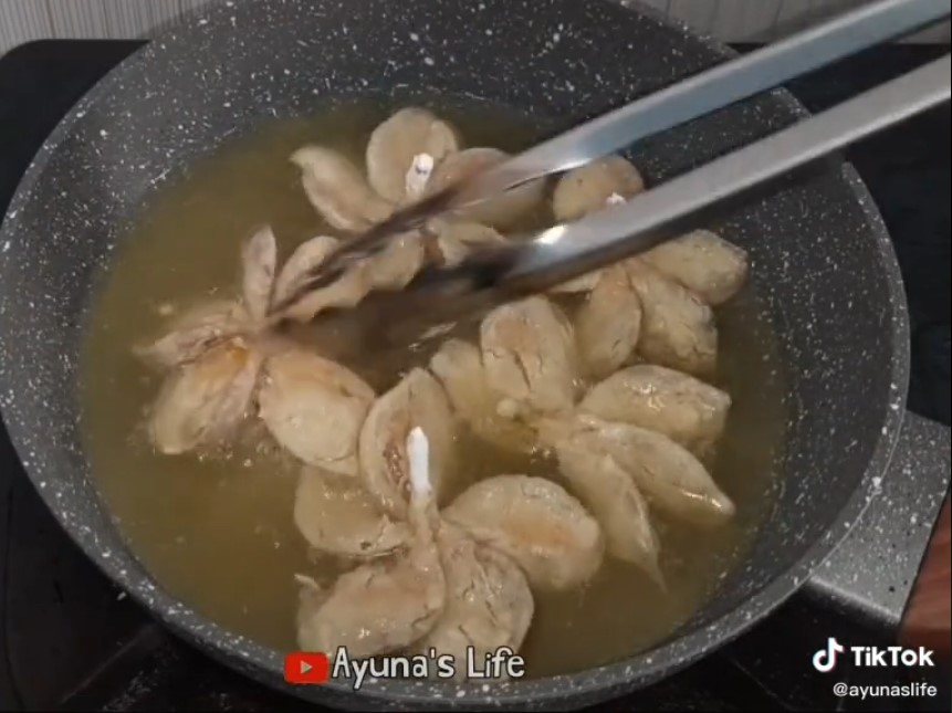 Unik dan tak biasa, wanita ini bikin keripik dari bunga kamboja