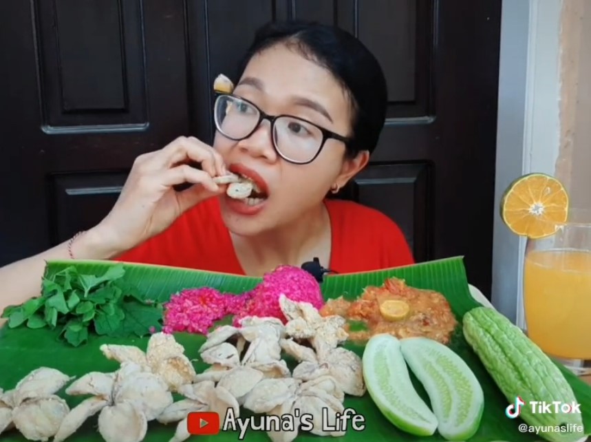 Unik dan tak biasa, wanita ini bikin keripik dari bunga kamboja