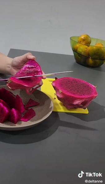 Cara memotong buah naga ini bikin tangan dan talenan nggak belepotan