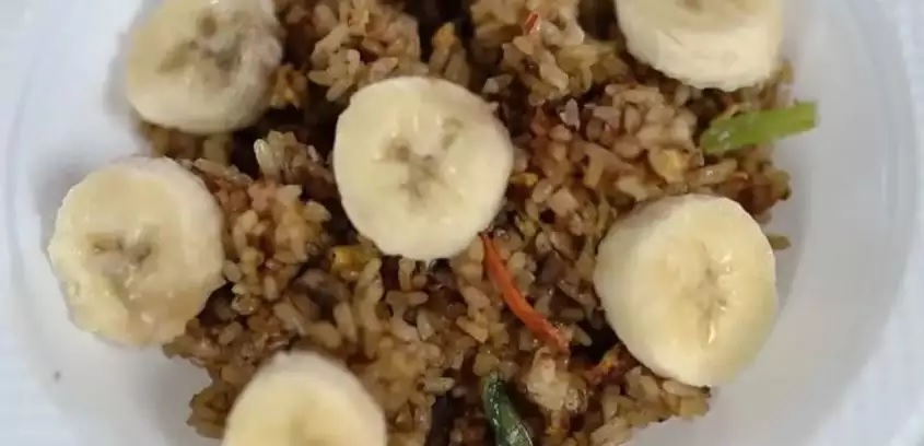 potret makan nasi goreng nyeleneh © berbagai sumber potret makan nasi goreng nyeleneh © berbagai sumber