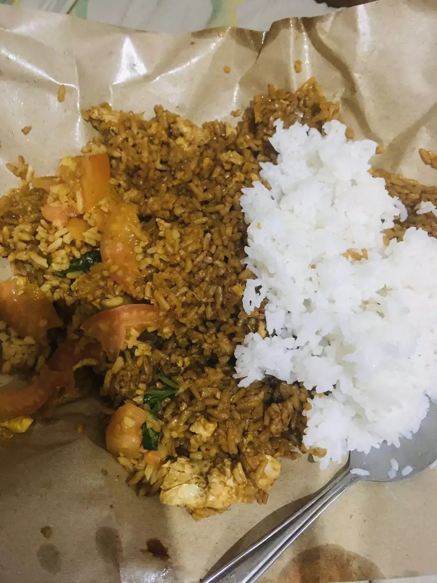potret makan nasi goreng nyeleneh © berbagai sumber potret makan nasi goreng nyeleneh © berbagai sumber
