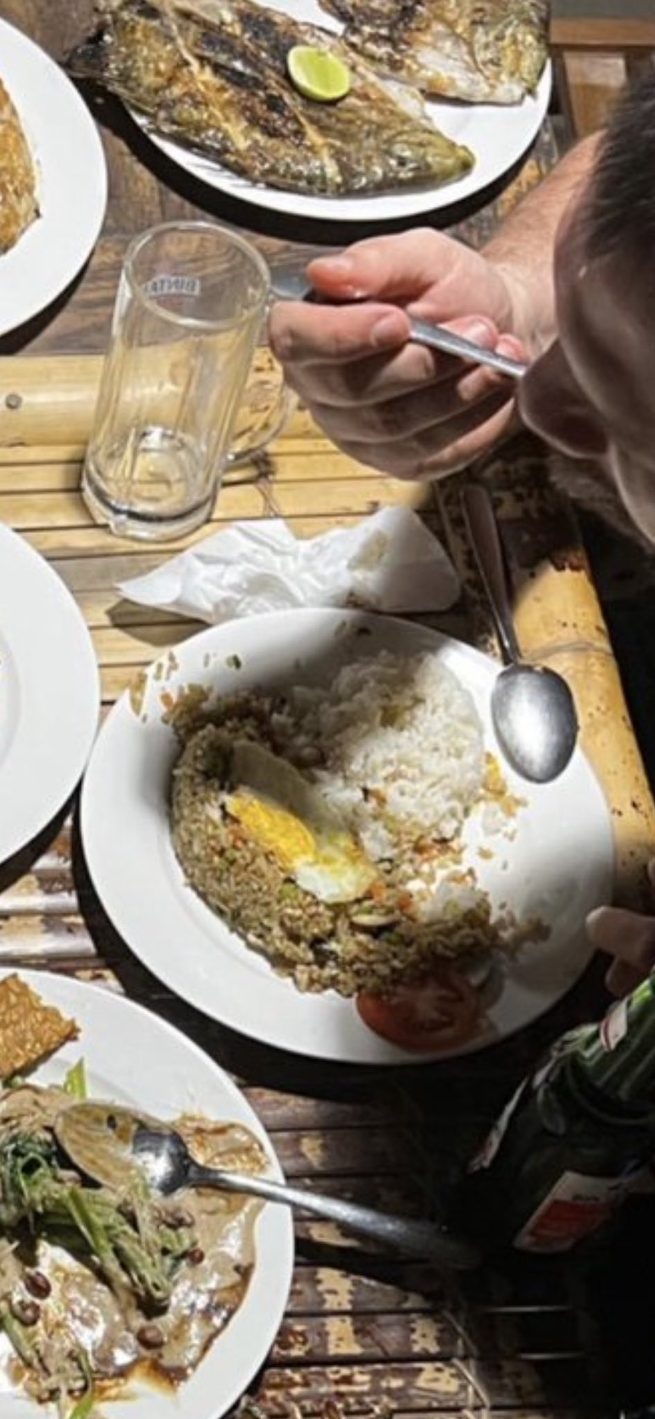 potret makan nasi goreng nyeleneh © berbagai sumber potret makan nasi goreng nyeleneh © berbagai sumber