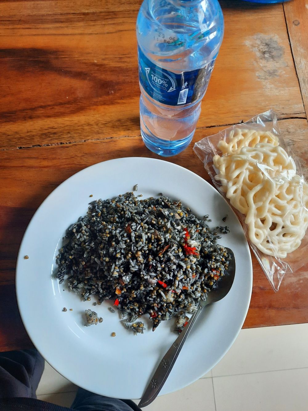 potret makan nasi goreng nyeleneh © berbagai sumber potret makan nasi goreng nyeleneh © berbagai sumber