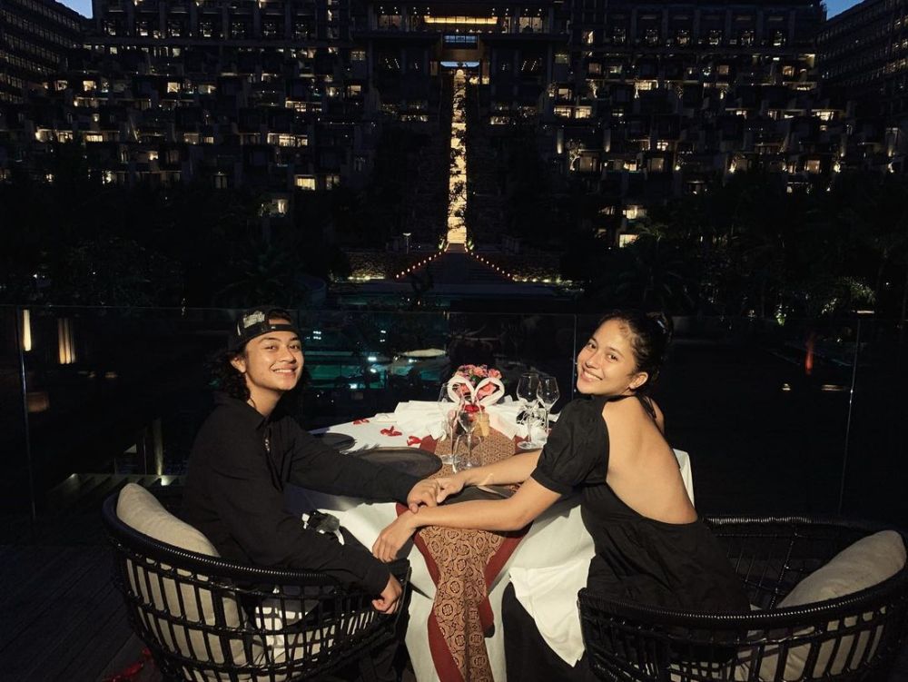 Gaya pacaran Bastian Steel dan Sitha Marino berbagai sumber