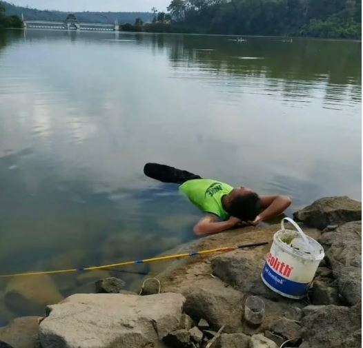 pose foto malah jadi nyusahin diri © berbagai sumber