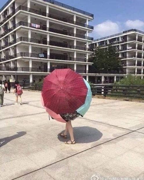 11 Cara nyeleneh orang manfaatin payung, tingkahnya ada-ada aja