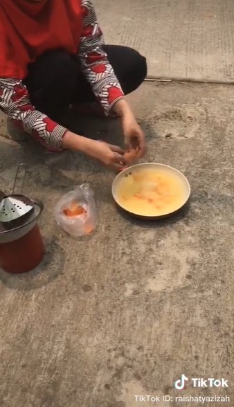 Wanita ini masak pakai sinar matahari, hasilnya bikin terkejut