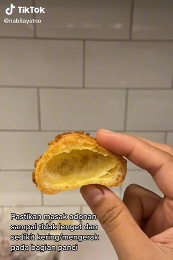 Trik memanggang kulit kue sus agar teksturnya renyah dan kopong