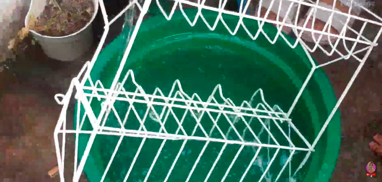 Cara praktis bersihkan rak piring kotor dan kusam, mudah ditiru