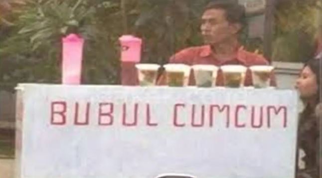 Spanduk dagangan pakai bahasa nggak biasa © 2022 berbagai sumber Spanduk dagangan pakai bahasa nggak biasa © 2022 berbagai sumber