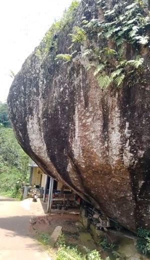Rumah terjepit di samping batu raksasa TikTok