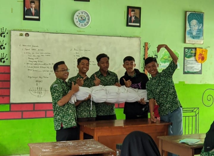 siswa praktikum © berbagai sumber
