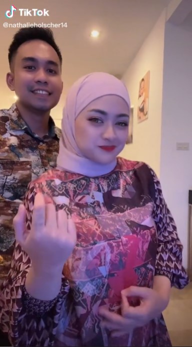 Nathalie Nolscher mesra bareng mantan pacar © berbagai sumber Nathalie Nolscher mesra bareng mantan pacar © berbagai sumber