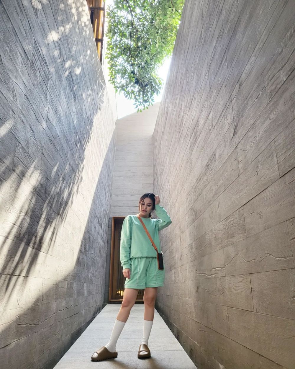 beda gaya mantan istri enji di keseharian © instagram