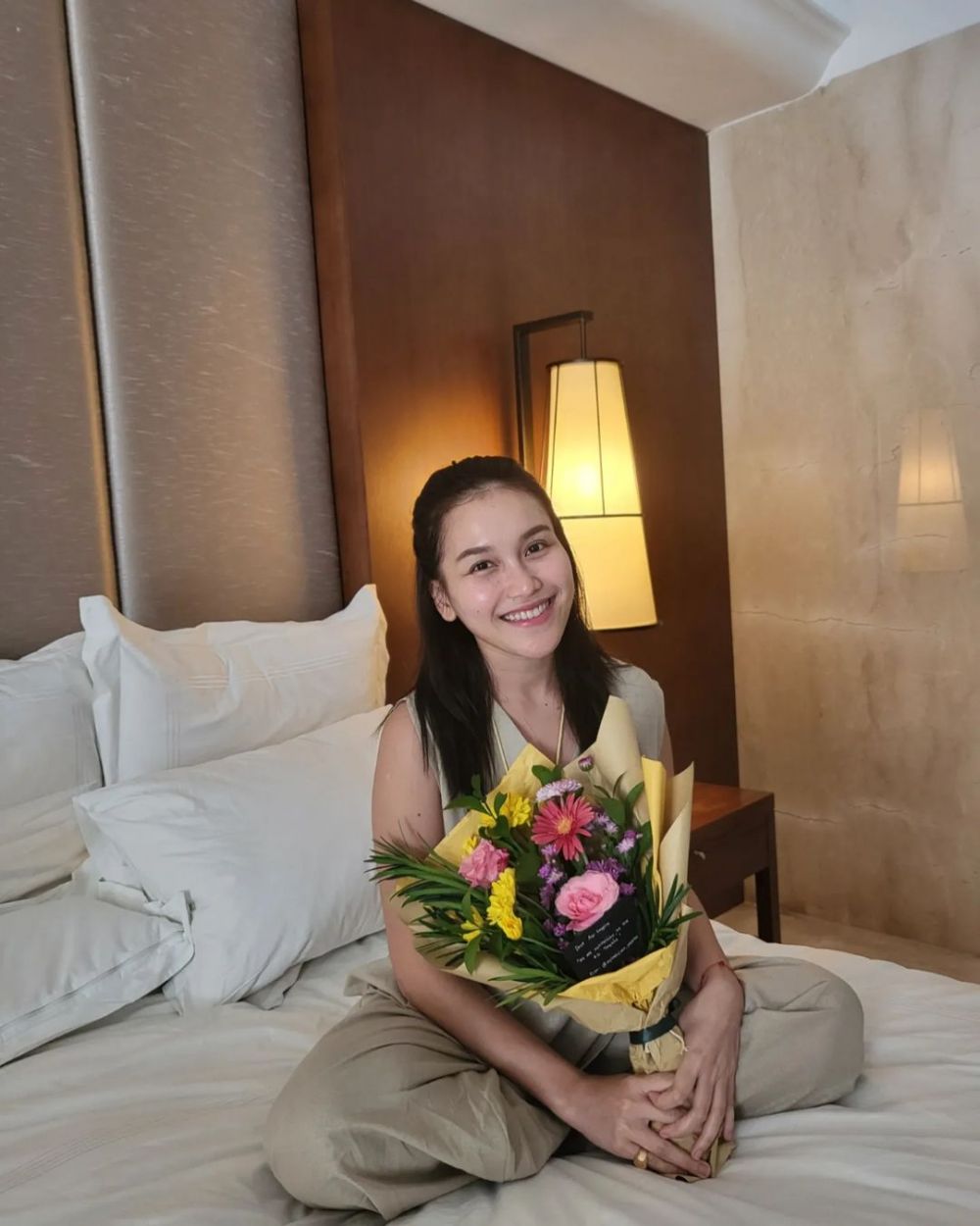 beda gaya mantan istri enji di keseharian © instagram