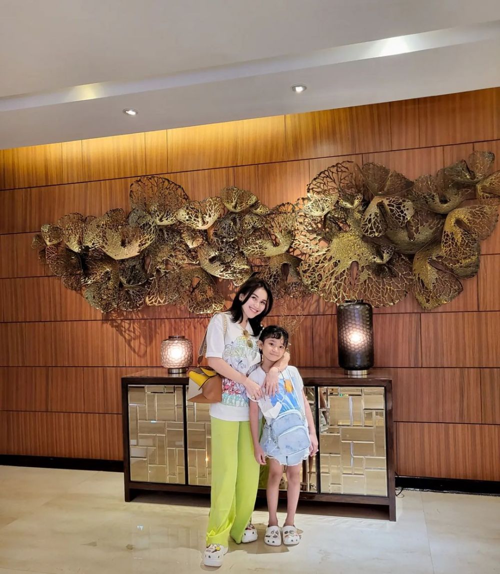 beda gaya mantan istri enji di keseharian © instagram