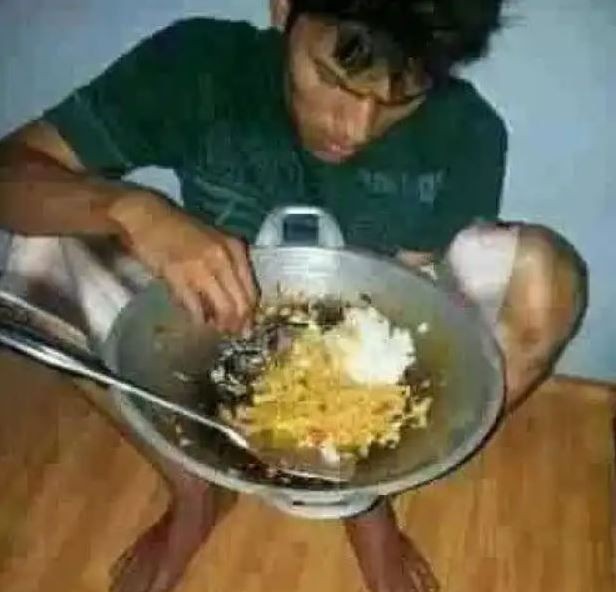 tingkah nyeleneh bapak bapak saat makan © berbagai sumber