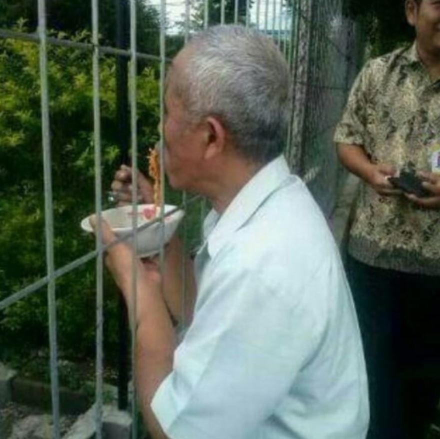 tingkah nyeleneh bapak bapak saat makan © berbagai sumber