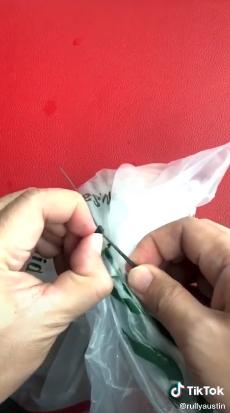 Tanpa gunting, begini cara mudah buka kabel ties pada bungkus makanan