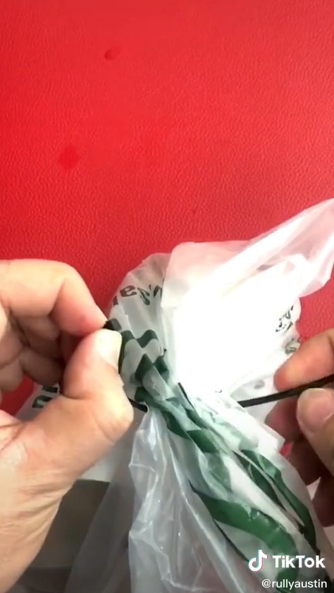 Tanpa gunting, begini cara mudah buka kabel ties pada bungkus makanan