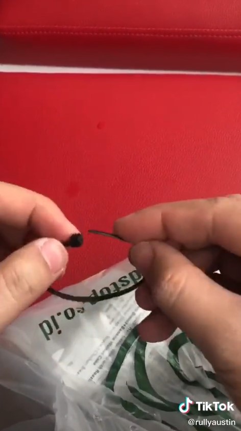 Tanpa gunting, begini cara mudah buka kabel ties pada bungkus makanan