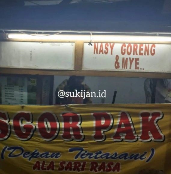 Spanduk warung makan tulisannya typo © berbagai sumber