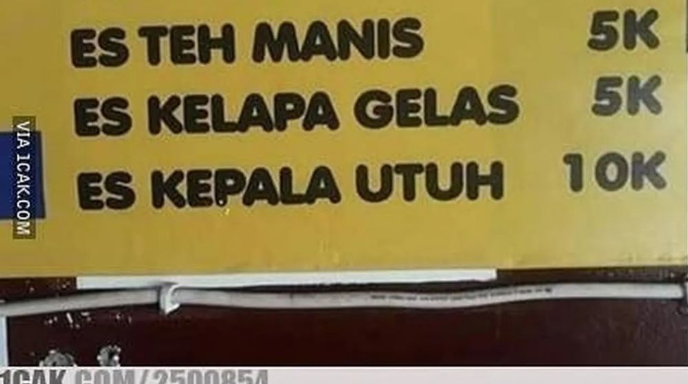 Spanduk warung makan tulisannya typo © berbagai sumber