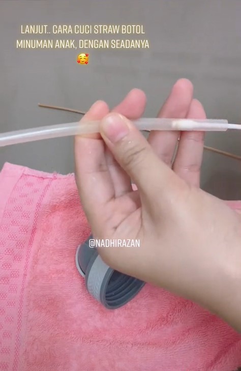 Cara mudah membersihkan sedotan pada botol minum tanpa sikat khusus