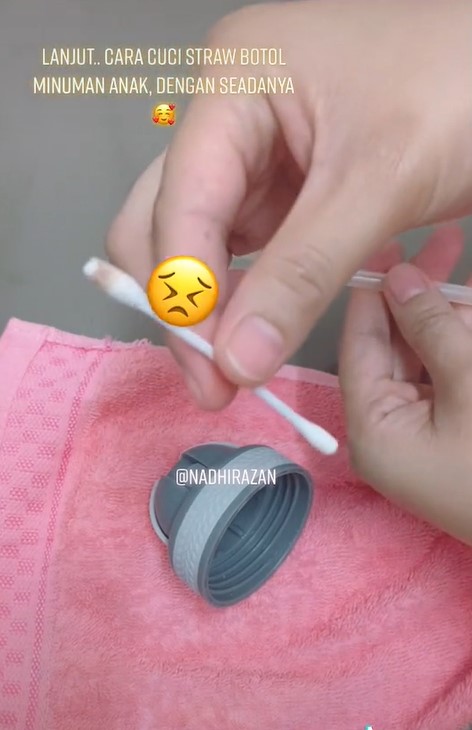 Cara mudah membersihkan sedotan pada botol minum tanpa sikat khusus
