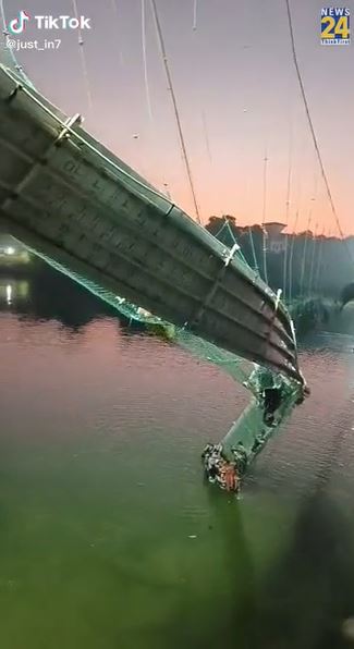 Detik-detik jembatan Machhu di India runtuh, tewaskan 130 orang