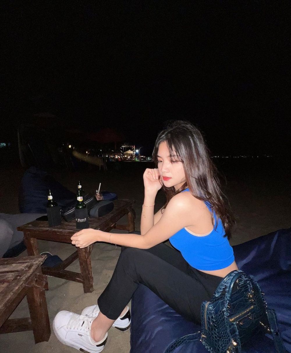 pesona Adrienne Zee Berbagai sumber