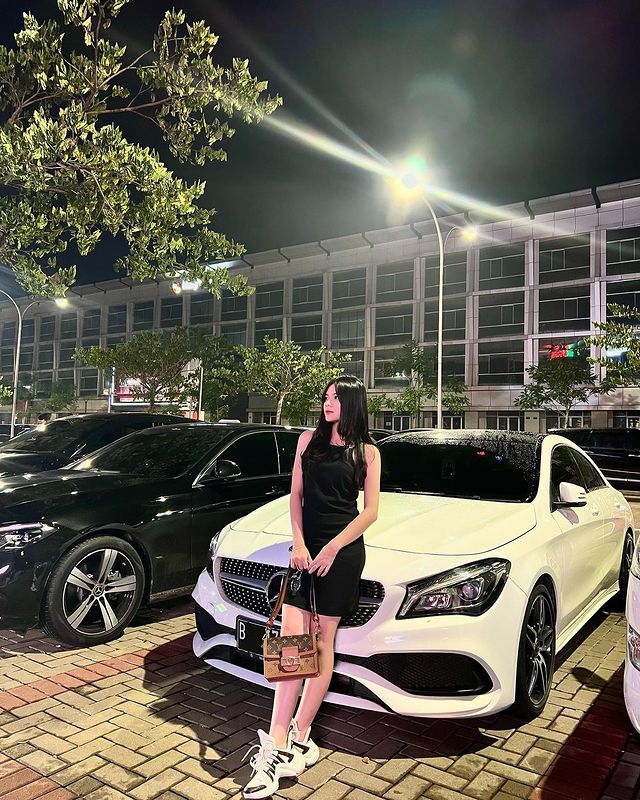 pesona Adrienne Zee Berbagai sumber