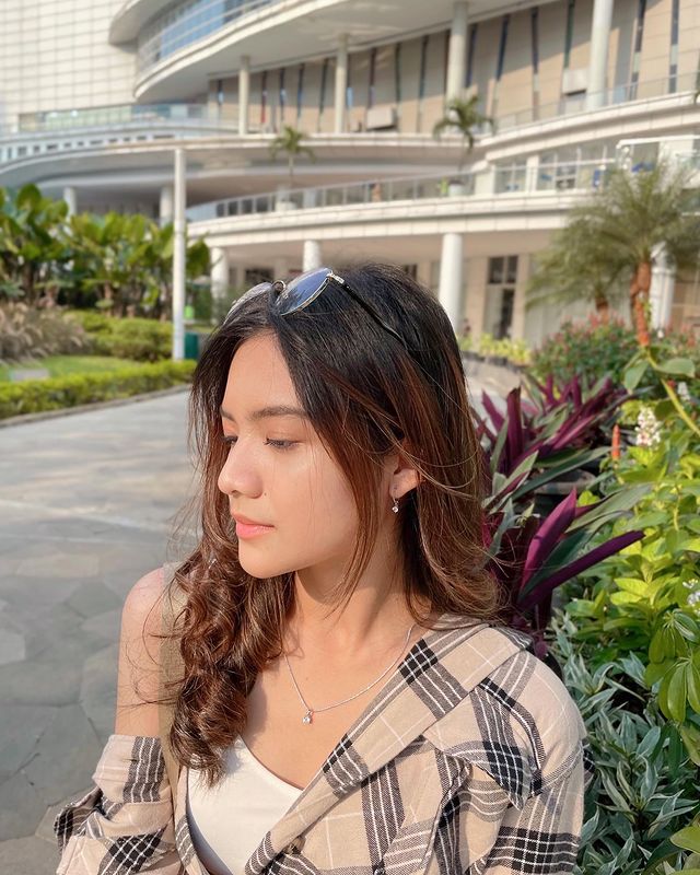 pesona Adrienne Zee Berbagai sumber