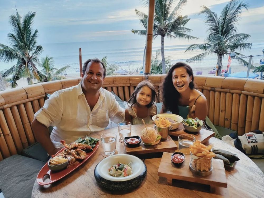 momen kebersamaan Lia Waode dan suami bulenya © berbagai sumber momen kebersamaan Lia Waode dan suami bulenya © berbagai sumber