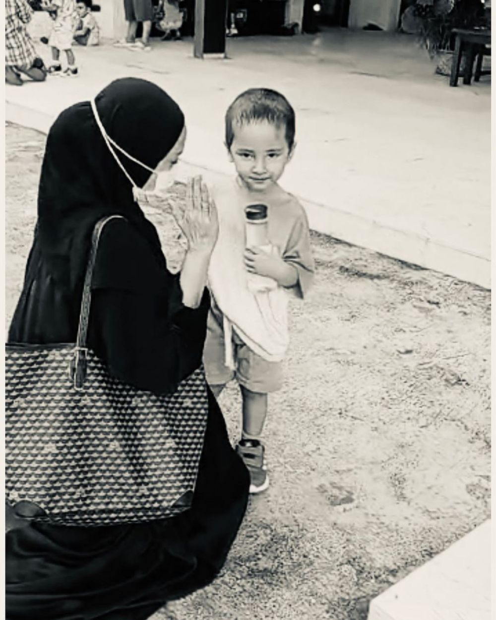 potret terbaru Tia Ivanka yang gemar berbagi Jumat Berkah © berbagai sumber potret terbaru Tia Ivanka yang gemar berbagi Jumat Berkah © berbagai sumber