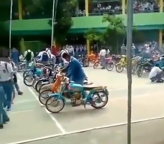 anak sekolah naik kendaraan nyeleneh © berbagai sumber