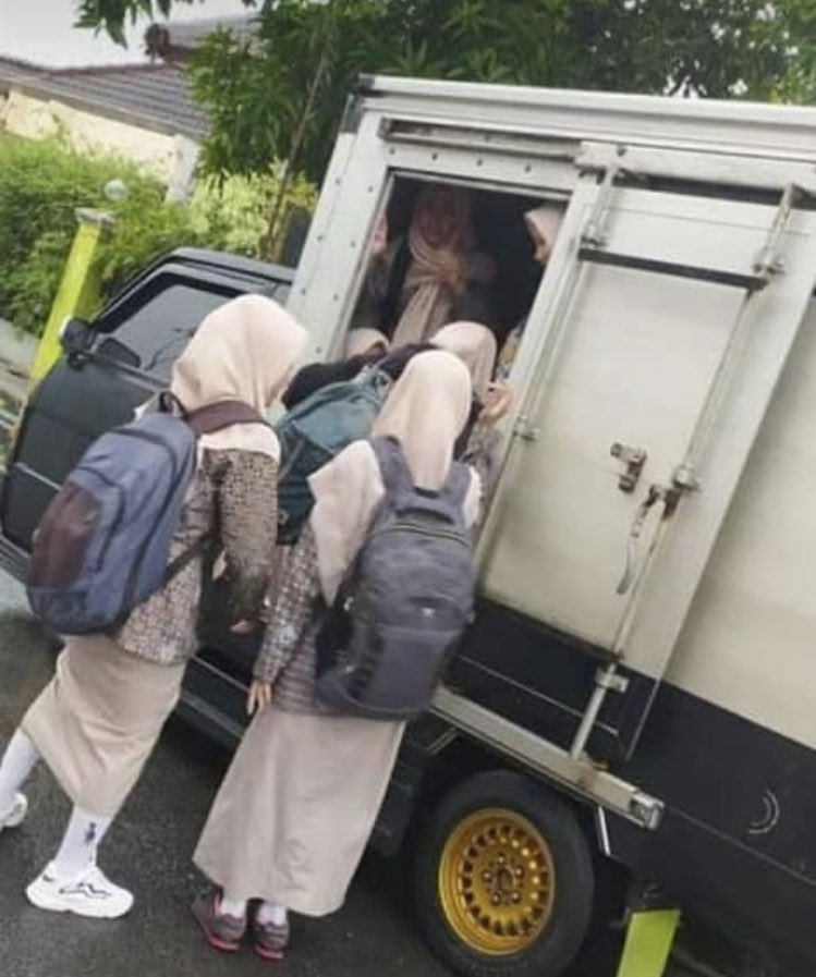 11 Potret anak berangkat sekolah naik kendaraan tak biasa ini nyeleneh