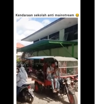 anak sekolah naik kendaraan nyeleneh © berbagai sumber
