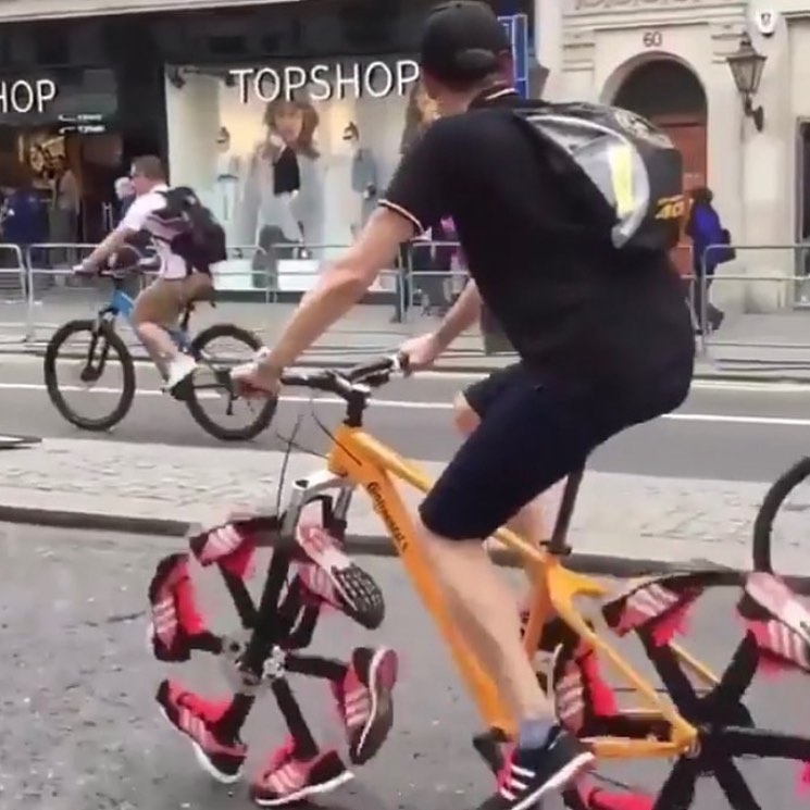 anak sekolah naik kendaraan nyeleneh © berbagai sumber