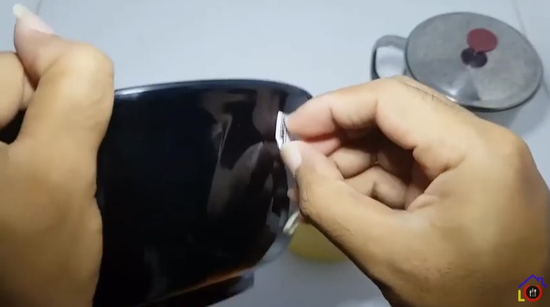 Tanpa tinggalkan bekas, ini cara lepaskan stiker pada wadah makanan