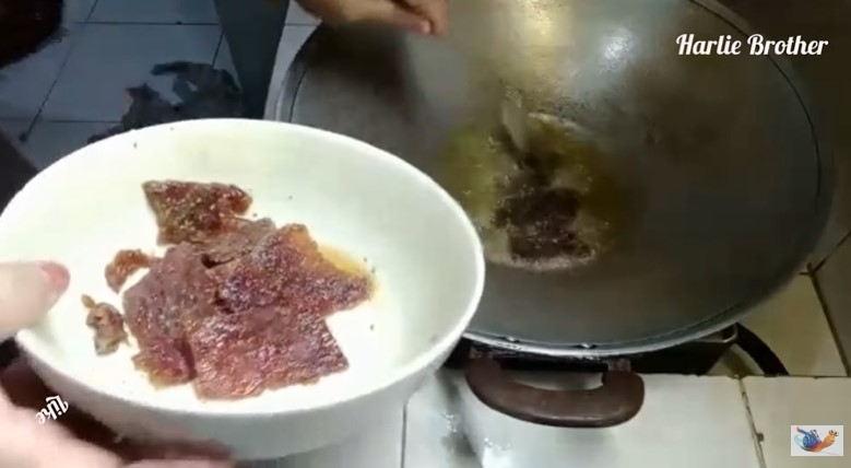 Jangan salah, ini trik menggoreng dendeng sapi agar empuk dan antialot