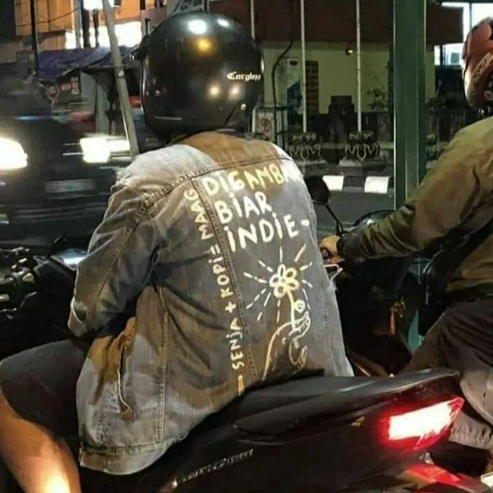 11 Tulisan di baju pengendara motor ini ada yang salah, harus jeli