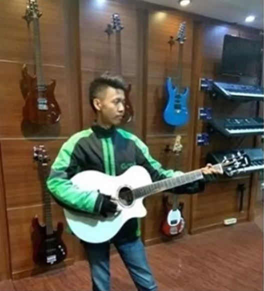 driver ojek online berbakat main musik lucu © berbagai sumber driver ojek online berbakat main musik lucu © berbagai sumber