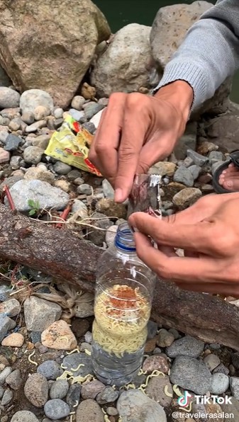 Dikira praktis, cara pria ini masak mi instan bikin meringis
