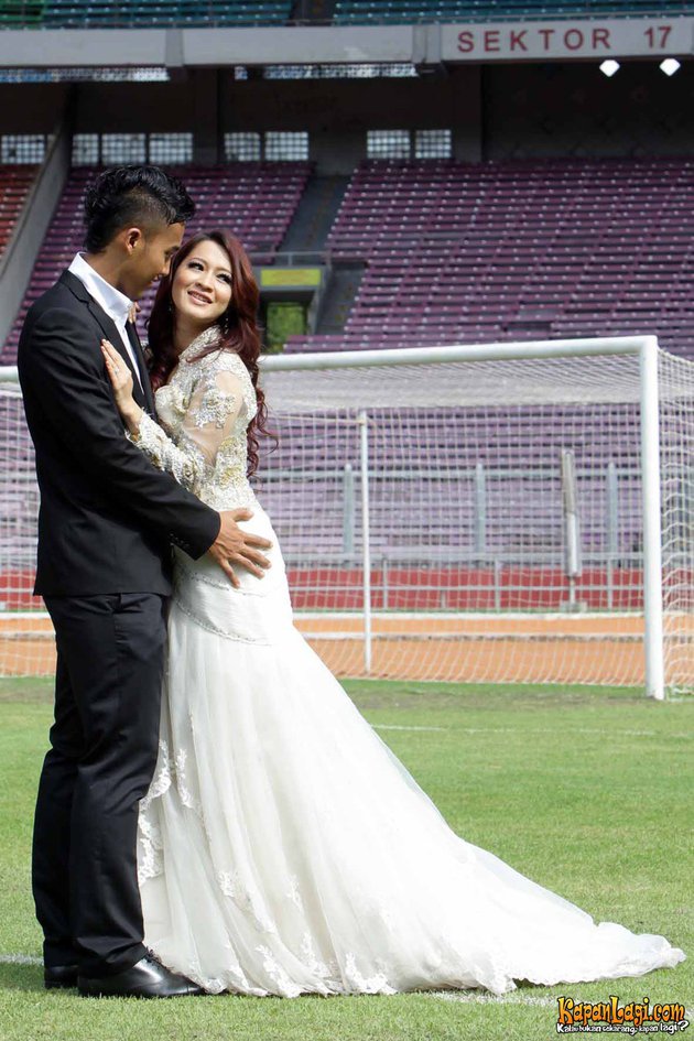 Gaya 9 pesohor Tanah Air prewedding di stadion, romantis bikin baper