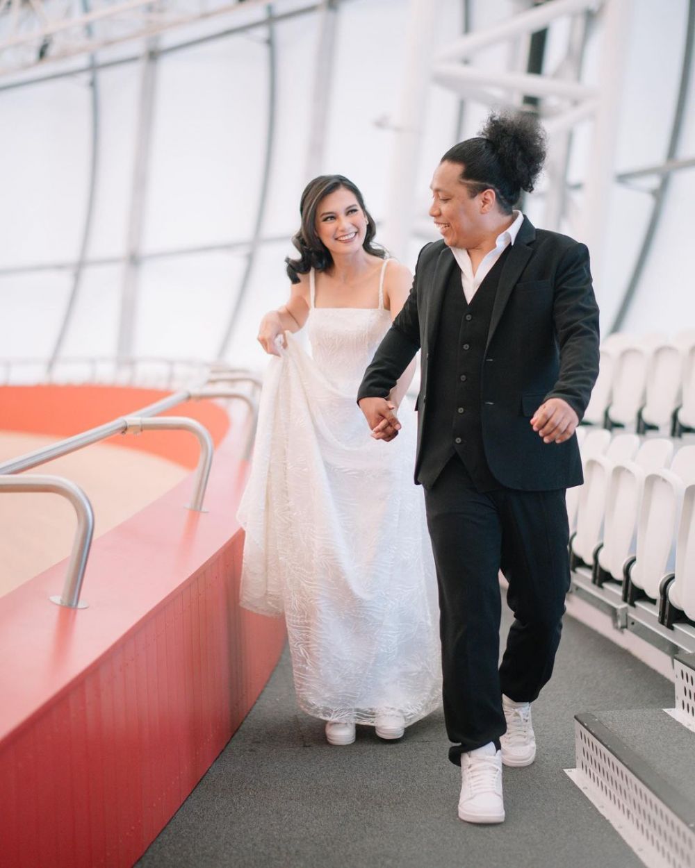 Gaya 9 pesohor Tanah Air prewedding di stadion, romantis bikin baper