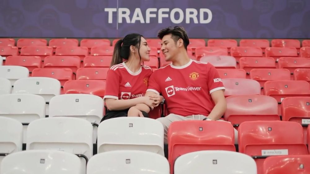 gaya pesohor tanah air prewedding di stadion © berbagai sumber