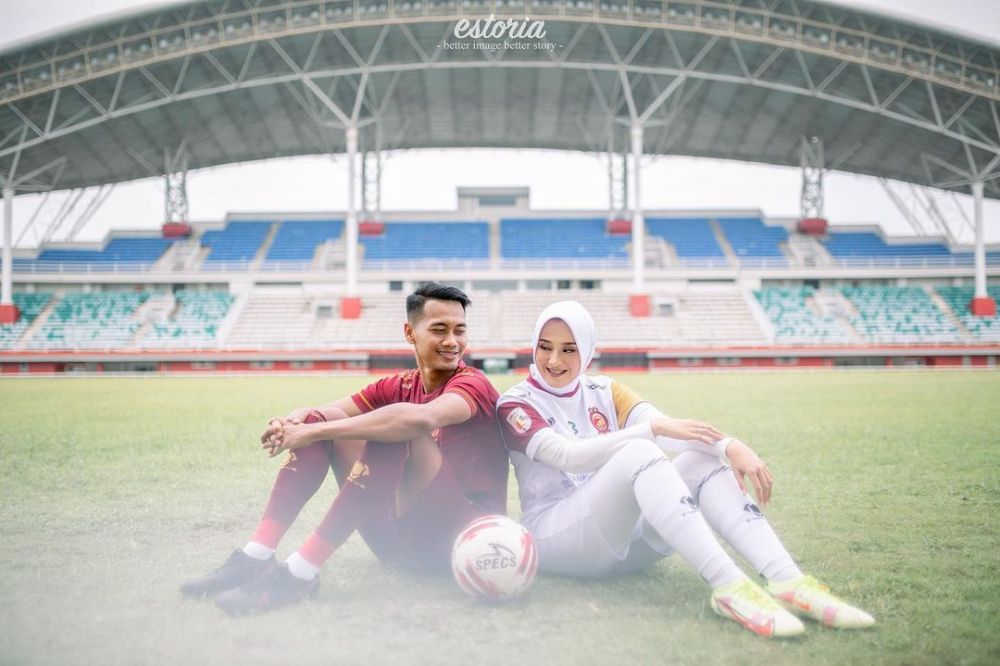 gaya pesohor tanah air prewedding di stadion © berbagai sumber